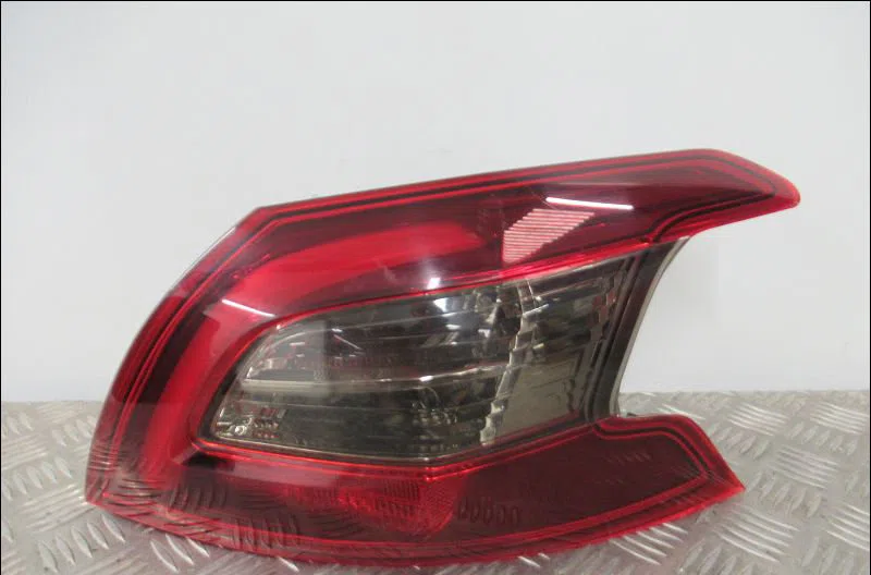 Feu arrière droit Peugeot 308 II (LB_, LP_, LW_, LH_, L3_) 1.6 hdi (2013-2021) occasion
