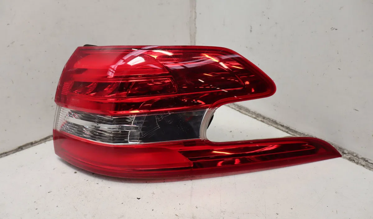 Feu arrière droit Peugeot 308 SW II (LC_, LJ_, LR_, LX_, L4_) 1.2 thp 110 (2014-2021) occasion