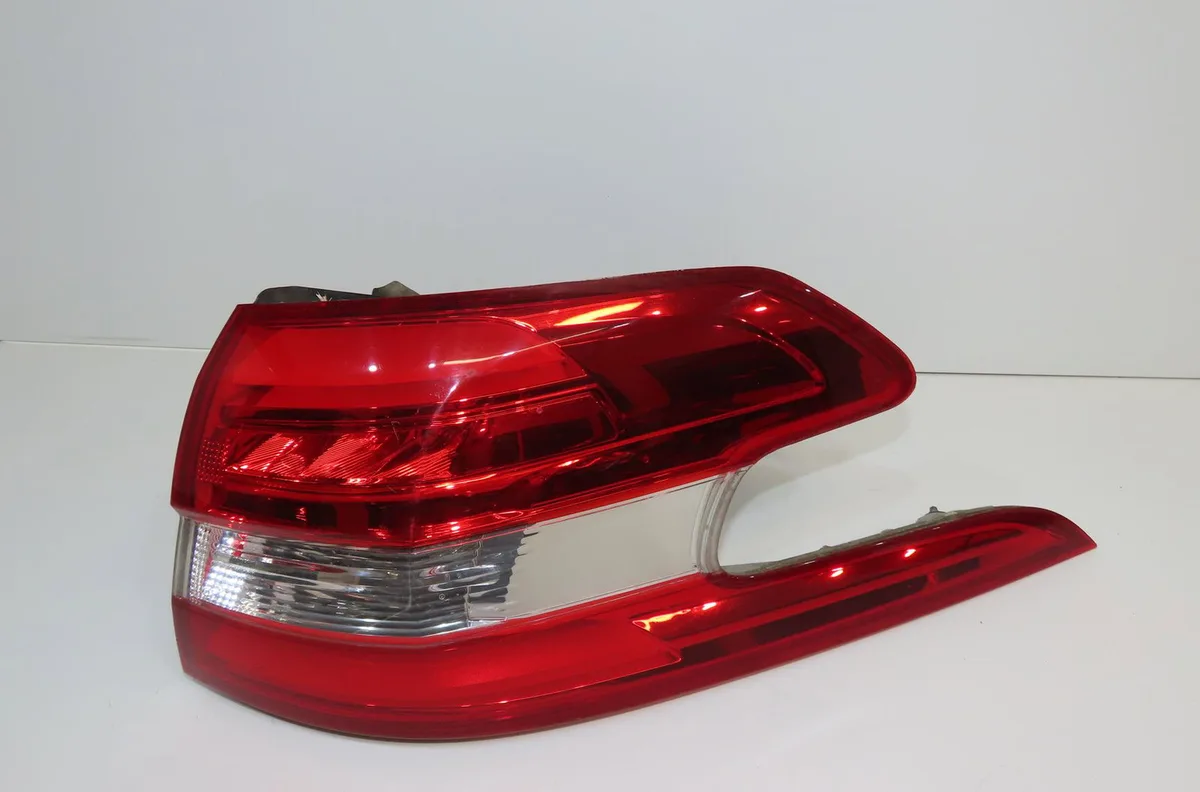 Feu arrière droit Peugeot 308 SW II (LC_, LJ_, LR_, LX_, L4_) 1.6 bluehdi 120 (2014-2021) occasion