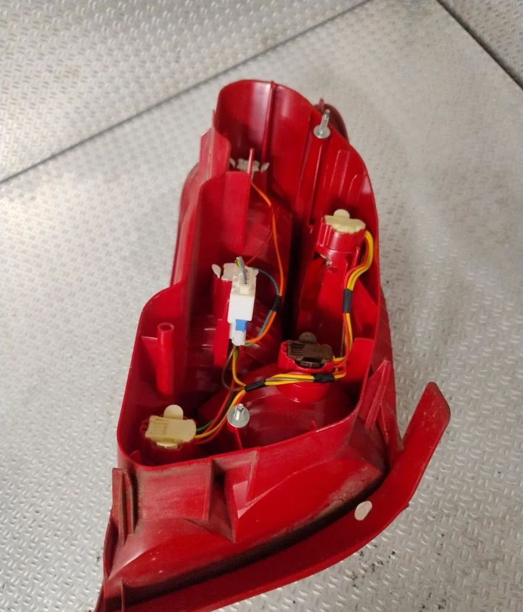 Feu arrière droit Peugeot 407 (6D_) 2.0 hdi (6drhha) (2009-2010) occasion