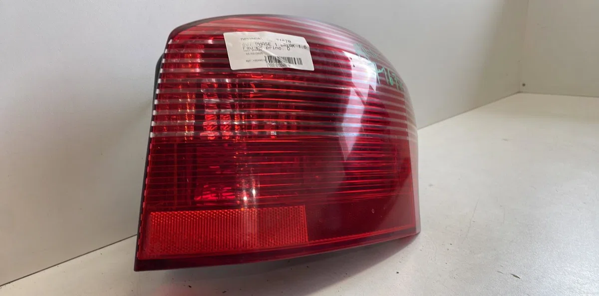 Feu arrière droit Peugeot 407 SW (6E_) 1.6 hdi 110 (2004-2010) 5 portes occasion