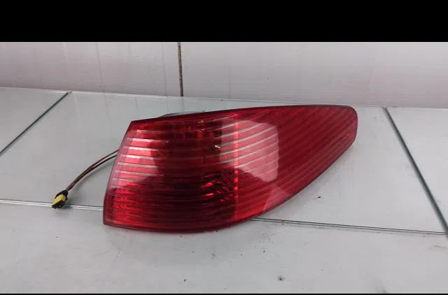 Feu arrière droit Peugeot 607 (9D, 9U) 2.2 16v (2000-2005) occasion