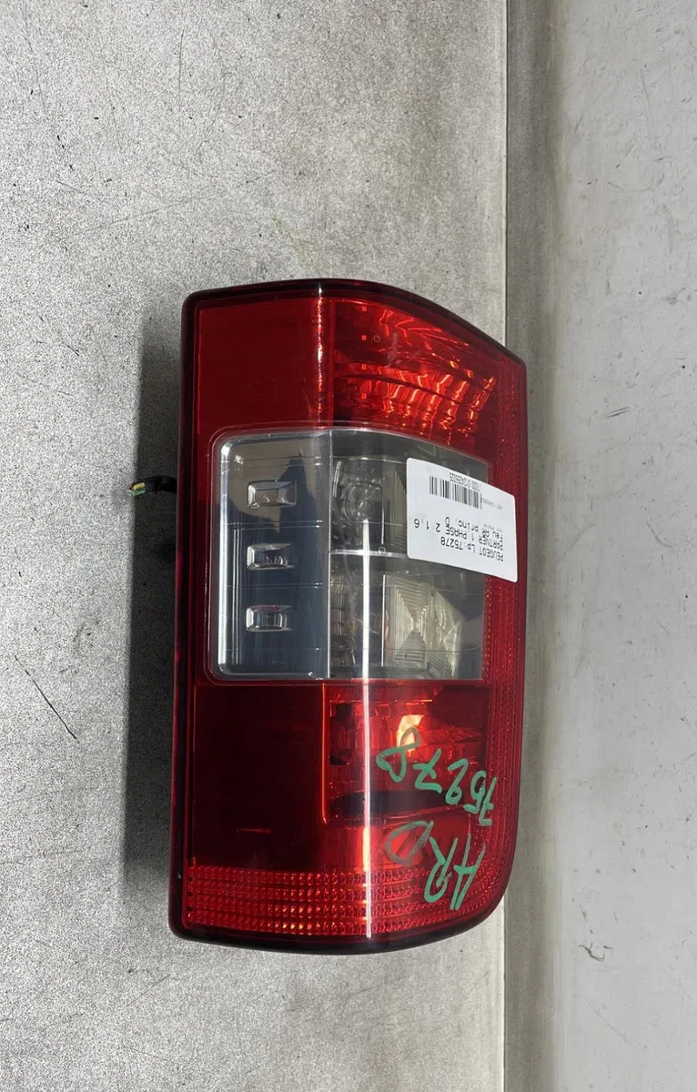 Feu arrière droit Peugeot PARTNER Monospace (5_, G_) 1.6 hdi 90 (2005-2015) occasion