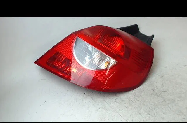 Feu arrière droit RENAULT CLIO 2007 occasion