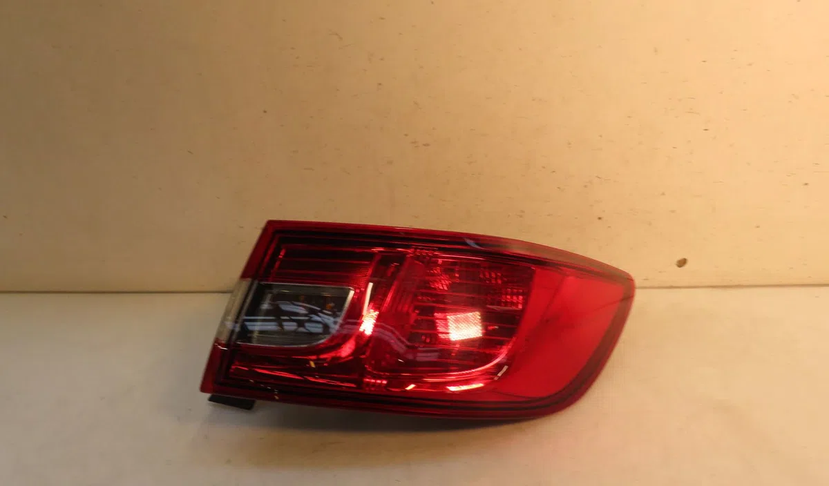 Feu arrière droit RENAULT CLIO 2015 occasion