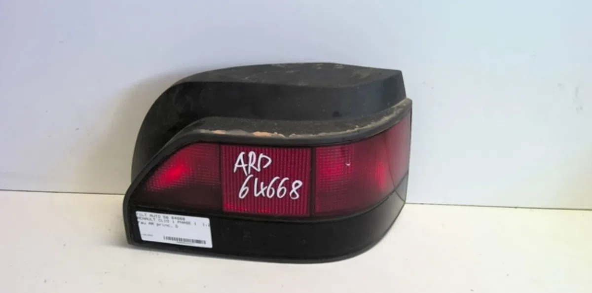 Feu arrière droit Renault CLIO I (B-C57_, 5-357_) 1.2 (b-c-s572) (1990-1996) occasion