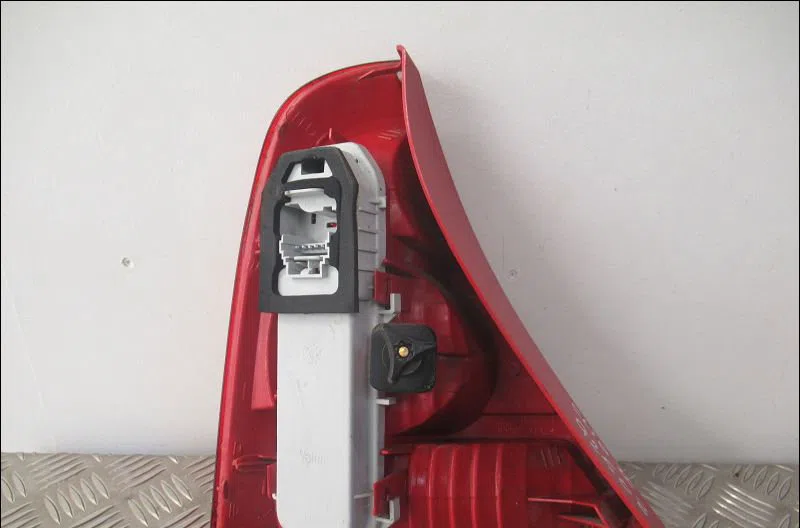 Feu arrière droit RENAULT CLIO II  1.2 occasion