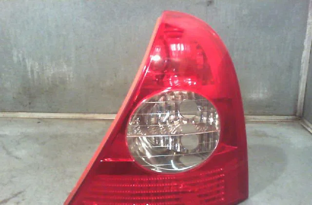 Feu arrière droit RENAULT CLIO II 2006 occasion