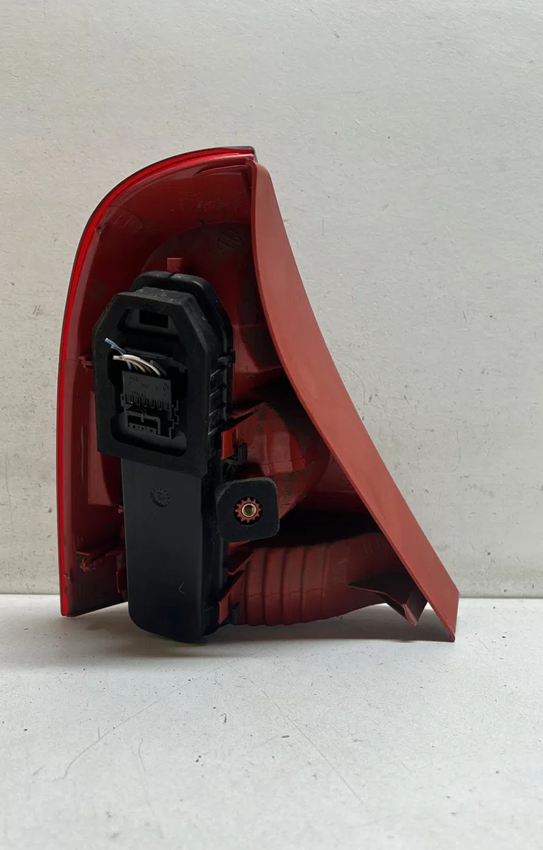 Feu arrière droit Renault CLIO II (BB_, CB_) 1.2 16v (bb05, bb0w, bb11, bb27, bb2t, bb2u, bb2v, cb05,... (2001-2016) 3 p
