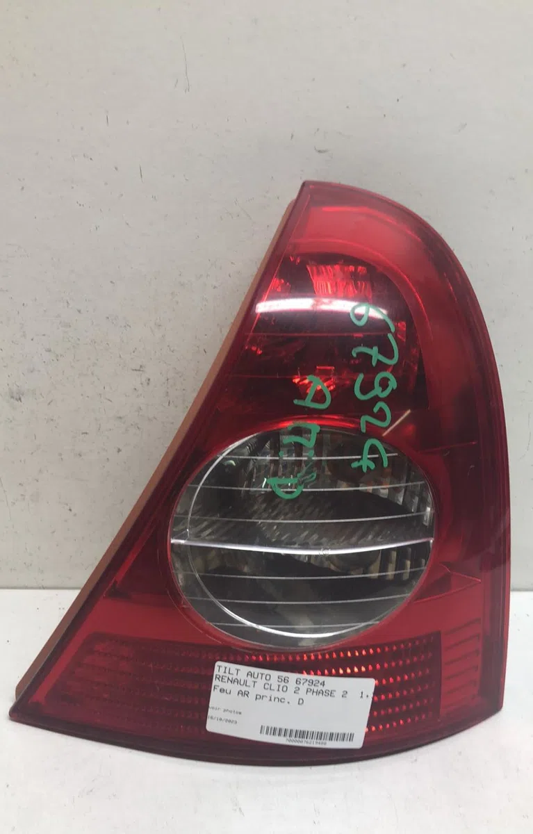 Feu arrière droit Renault CLIO II (BB_, CB_) 1.2 (bb0a, bb0f, bb10, bb1k, bb28, bb2d, bb2h, cb0a,... (1998-2010) 5 porte