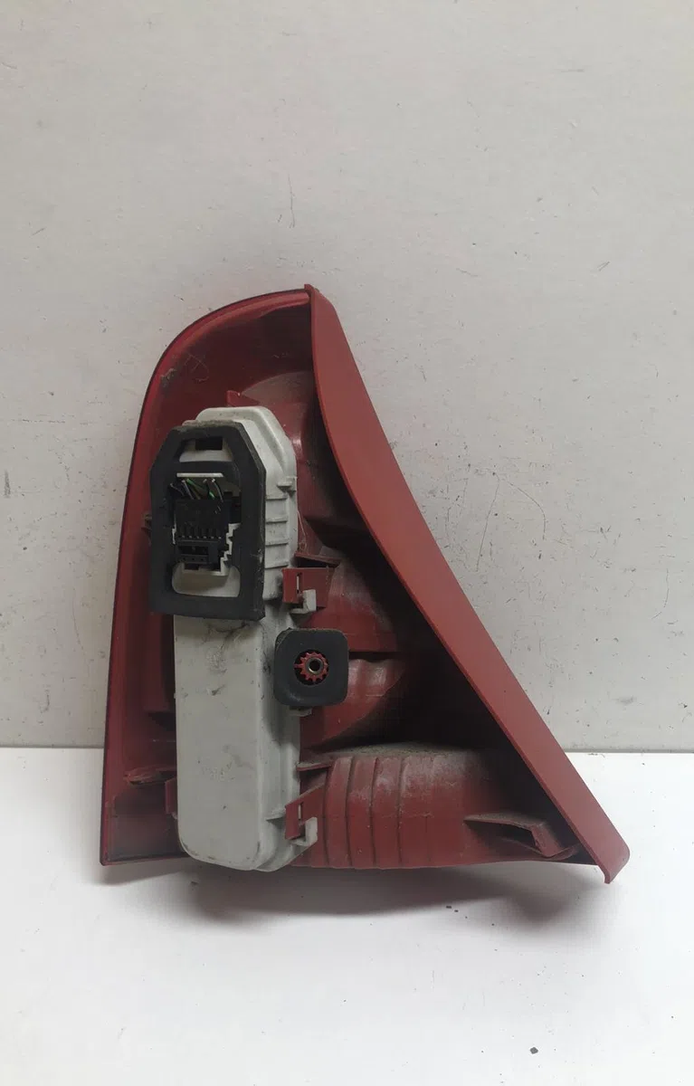 Feu arrière droit Renault CLIO II (BB_, CB_) 1.4 16v (b-cb0p, bb13) (2000-2008) 5 portes occasion