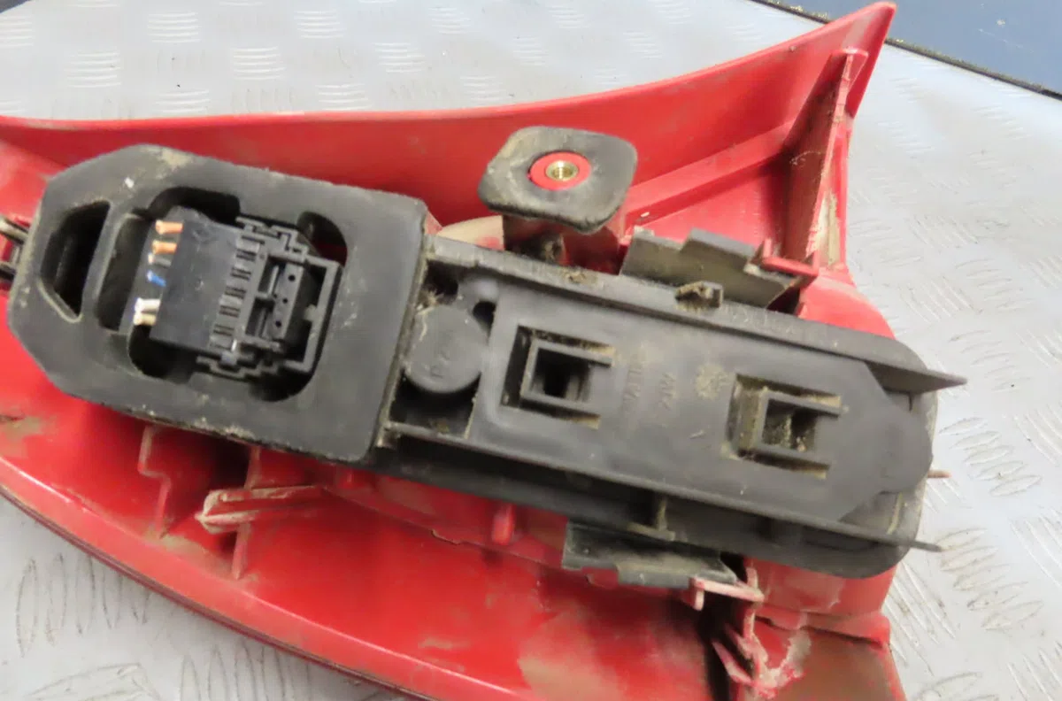 Feu arrière droit Renault CLIO II (BB_, CB_) 1.6 16v (bb01, bb0h, bb0t, bb14, bb1d, bb1r, bb2kl, bb3g... (1998-2005) occ
