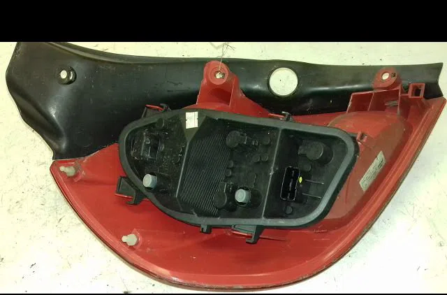 Feu arrière droit Renault CLIO III (BR0-1, CR0-1) 1.2 16v (br02, br0j, br11, cr02, cr0j, cr11) (2005-2014) 5 portes occa