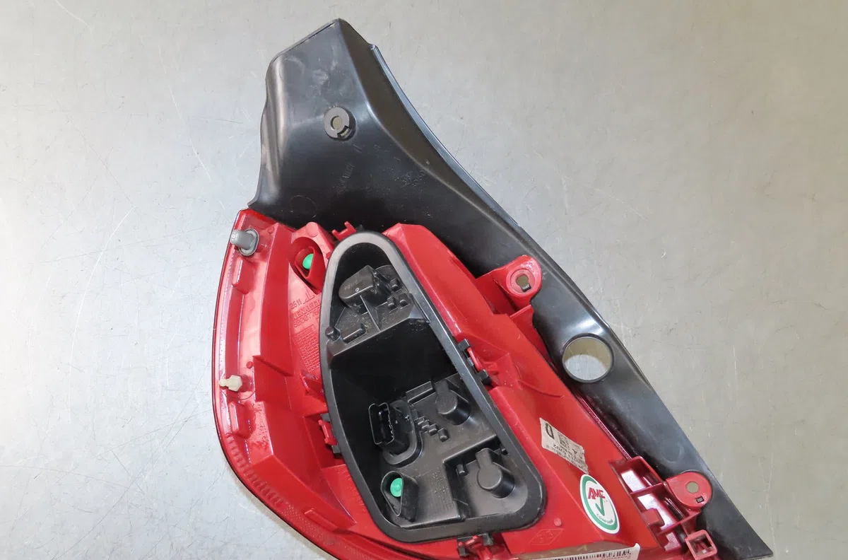 Feu arrière droit Renault CLIO III (BR0-1, CR0-1) 1.5 dci (br0h, cr0h, cr1s, br1s) (2005-2014) 3 portes occasion