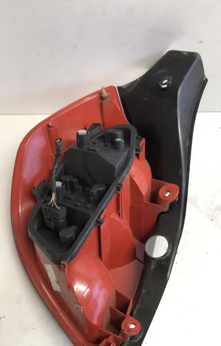Feu arrière droit Renault CLIO III (BR0-1, CR0-1) 1.6 16v (br05, br0b, br0y, br15, br1j, br1m, br1y, cr0b,... (2005-2014