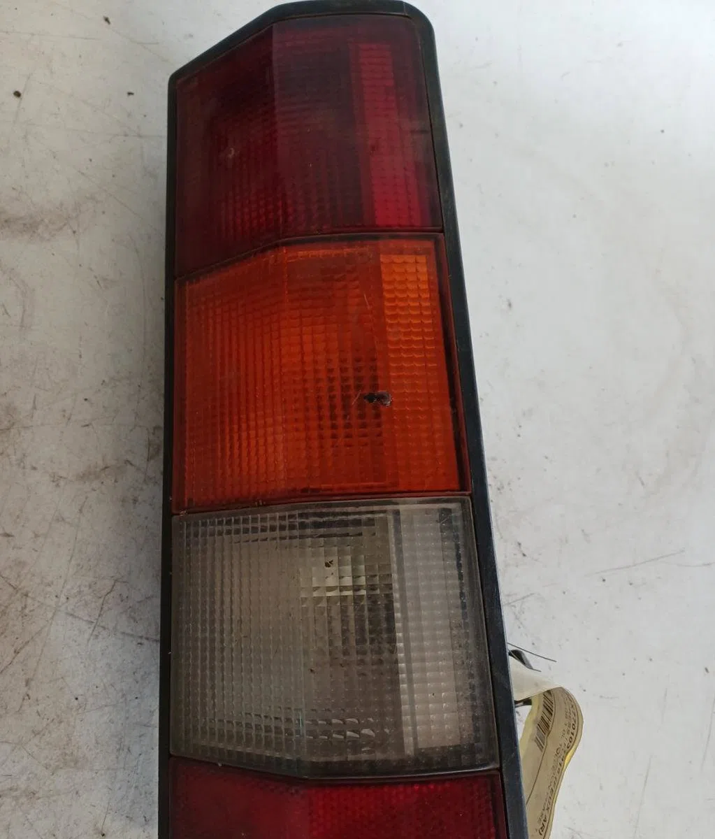 Feu arrière droit Renault EXPRESS Camionnette-Monospace (F40_, G40_) 1.0 (1986-1992) occasion