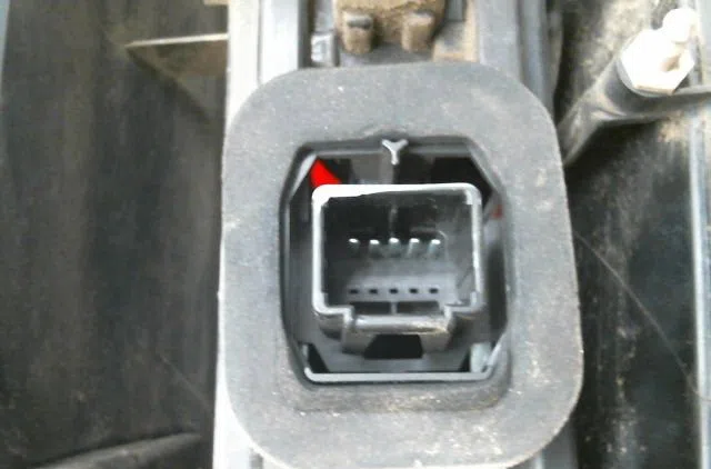 Feu arrière droit Renault KANGOO - GRAND KANGOO II (KW0-1_) 1.5 dci 85 (kw0k, kw0l, kw0b) (2008) 4 portes occasion