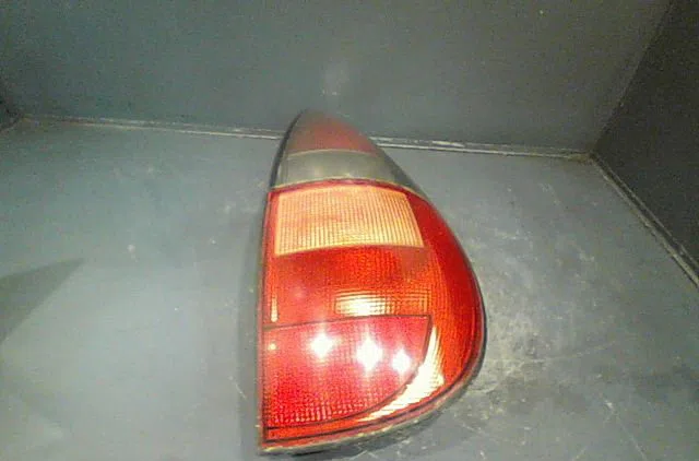 Feu arrière droit RENAULT LAGUNA 1998 occasion