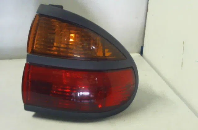 Feu arrière droit RENAULT LAGUNA 2000 occasion