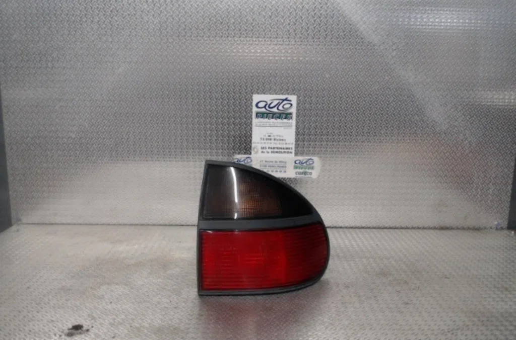 Feu arrière droit Renault LAGUNA I (B56_, 556_) 2.0 (b56c-h-n) (1993-2001) occasion