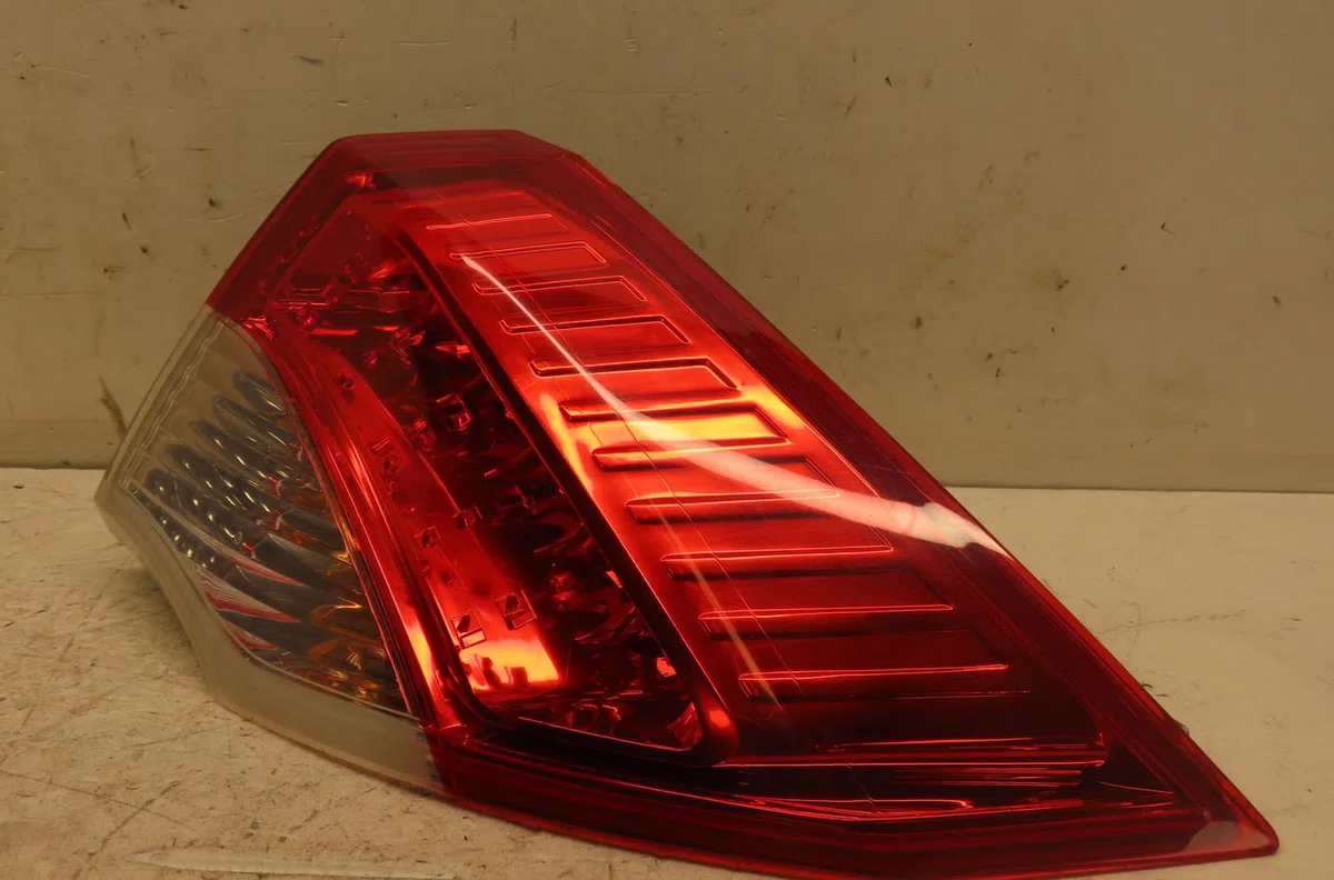 Feu arrière droit Renault LAGUNA III (BT0-1) 2.0 dci (bt01, bt08, bt09, bt0e, bt0k, bt12, bt1c, bt1d,... (2007-2015) 5 p