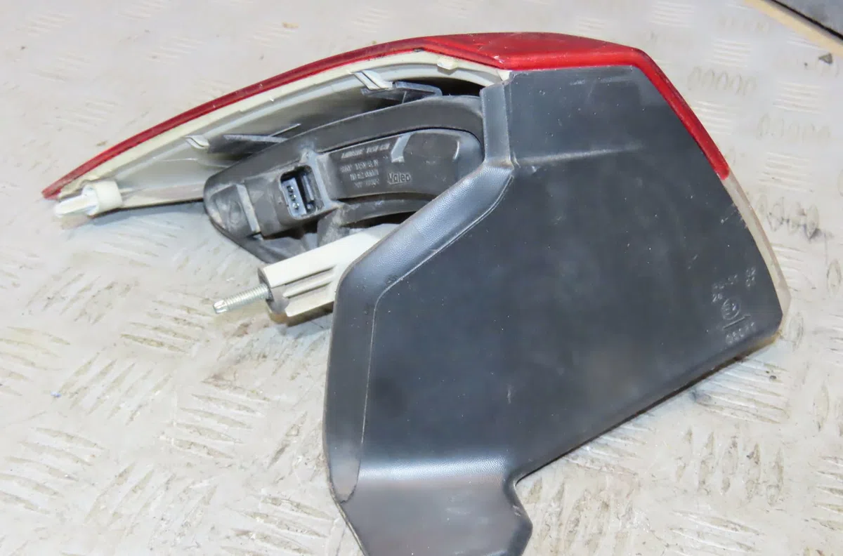 Feu arrière droit Renault LAGUNA III (BT0-1) 2.0 dci (bt07, bt0j, bt14, bt1a, bt1s) (2007-2015) 5 portes occasion