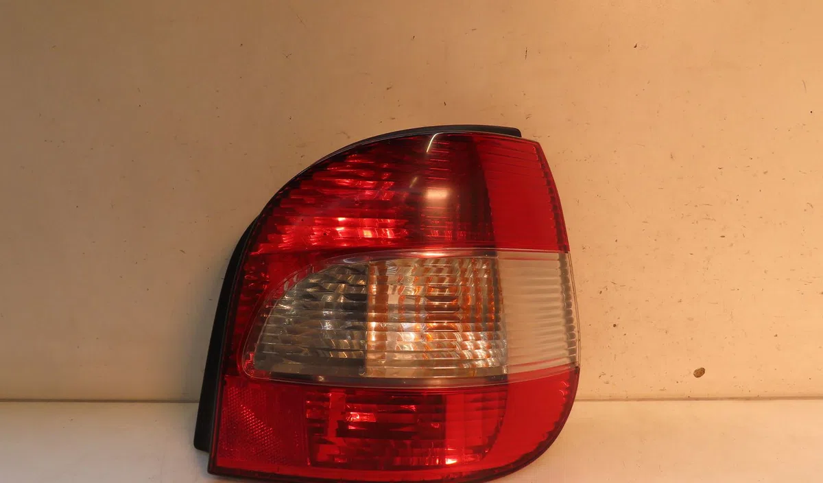 Feu arrière droit RENAULT MEGANE 2003 occasion
