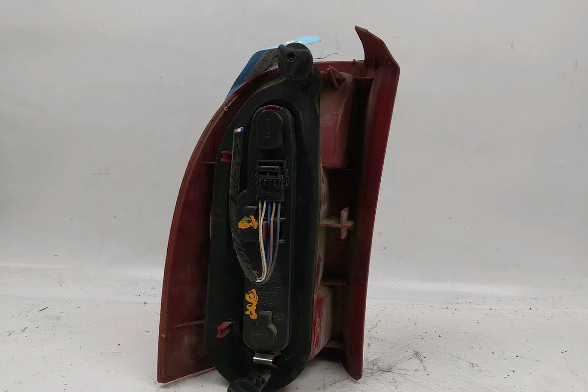 Feu arrière droit Renault MEGANE I Break (KA0-1_) 1.4 16v (ka0d, ka1h, ka0w, ka10) (1999-2003) occasion