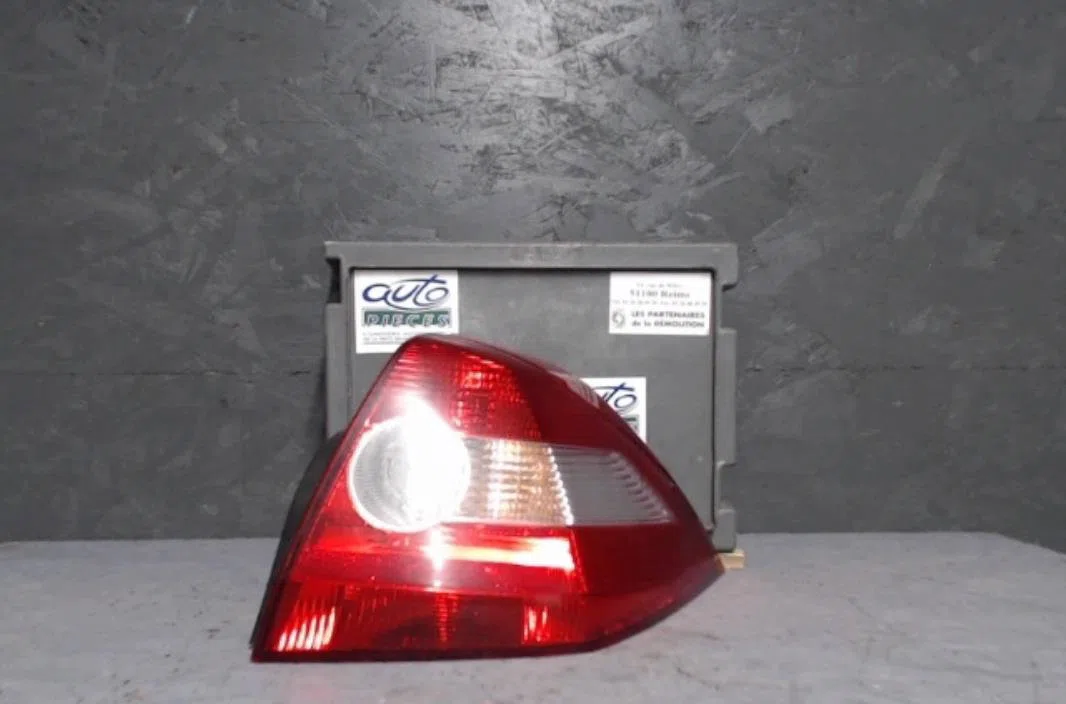 Feu arrière droit Renault MEGANE II A trois volumes (LM0-1_) 1.9 dci (lm0g, lm1g, lm2c) (2003) occasion