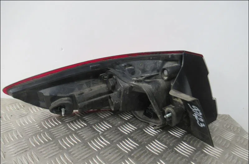 Feu arrière droit Renault MEGANE III Grandtour (KZ0-1) 1.5 dci (kz09, kz0d, kz1g, kz29, kz14, kz1w, kz10, kz1f,... (2009