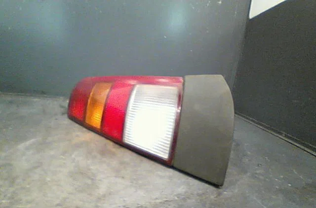 Feu arrière droit Renault SUPER 5 (B-C40_) 1.0 (b-c-400) (1984-1988) occasion