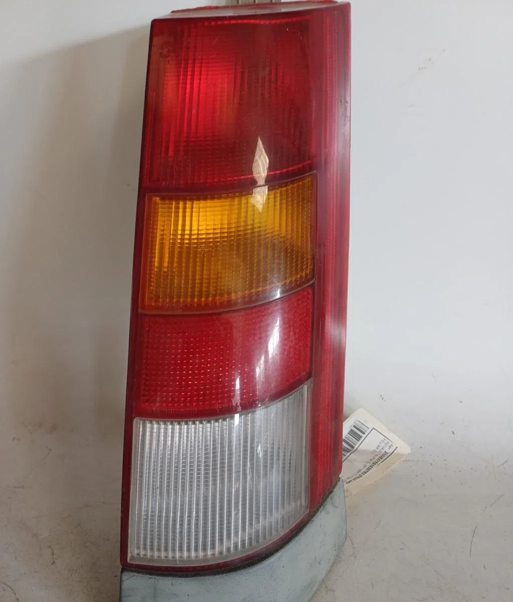 Feu arrière droit Renault SUPER 5 (B-C40_) 1.2 (b-c40f) (1987-1990) occasion