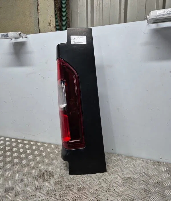 Feu arrière droit RENAULT TRAFIC 3 COURT PHASE 1 occasion