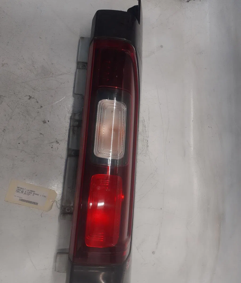 Feu arrière droit Renault TRAFIC III Camionnette (FG_) 1.6 dci 120 (fgmb) (2014) occasion