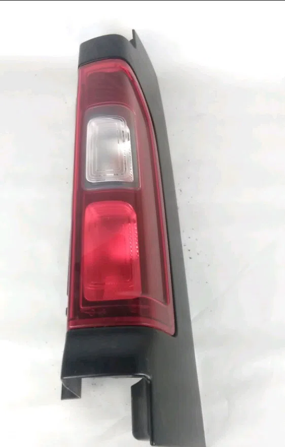 Feu arrière droit Renault TRAFIC III Camionnette (FG_) 1.6 dci 95 (fgmj, fgmr) (2015) occasion