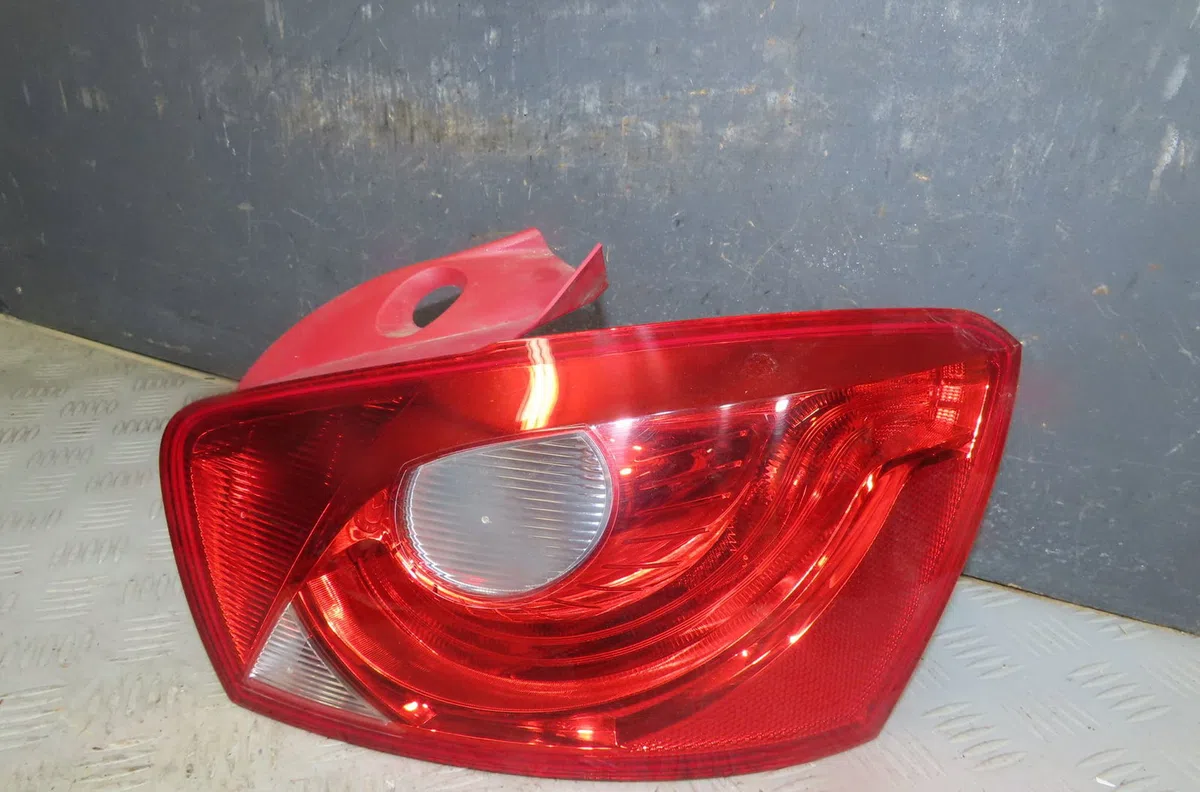 Feu arrière droit Seat IBIZA IV (6J5, 6P1) 1.2 (2009-2011) occasion