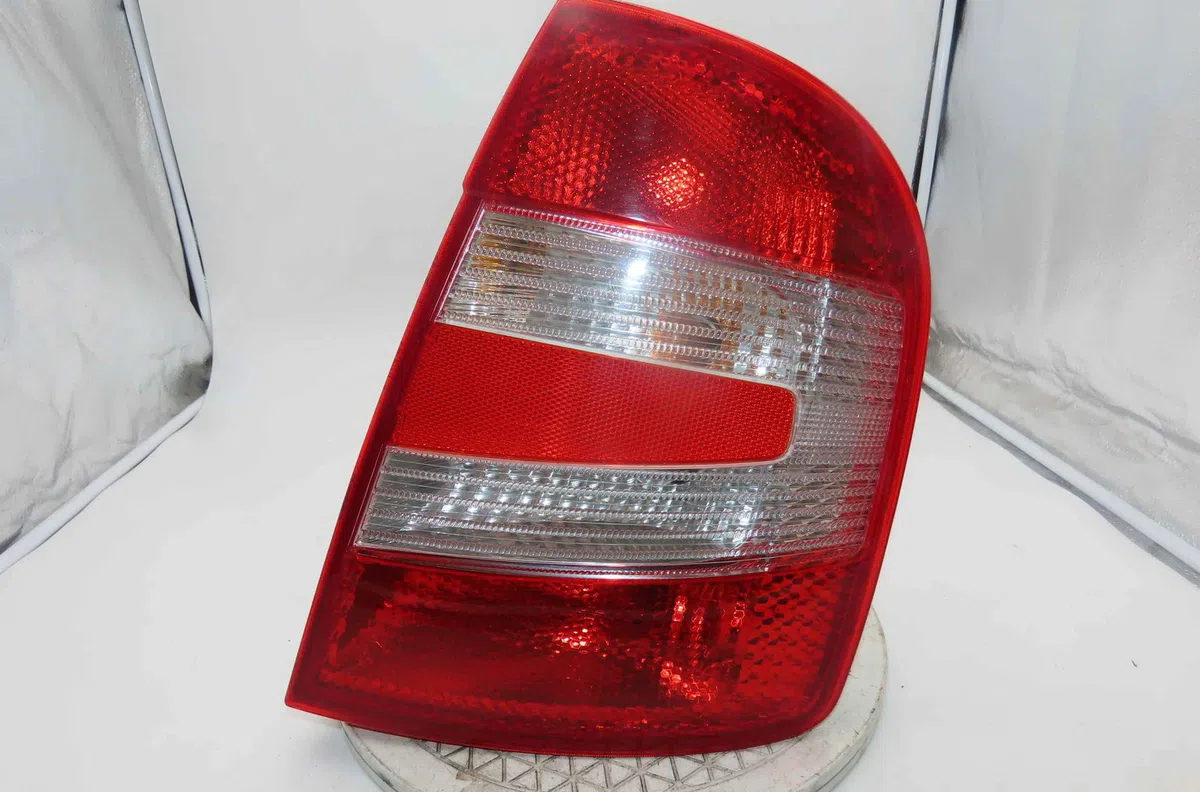 Feu arrière droit SKODA FABIA I occasion