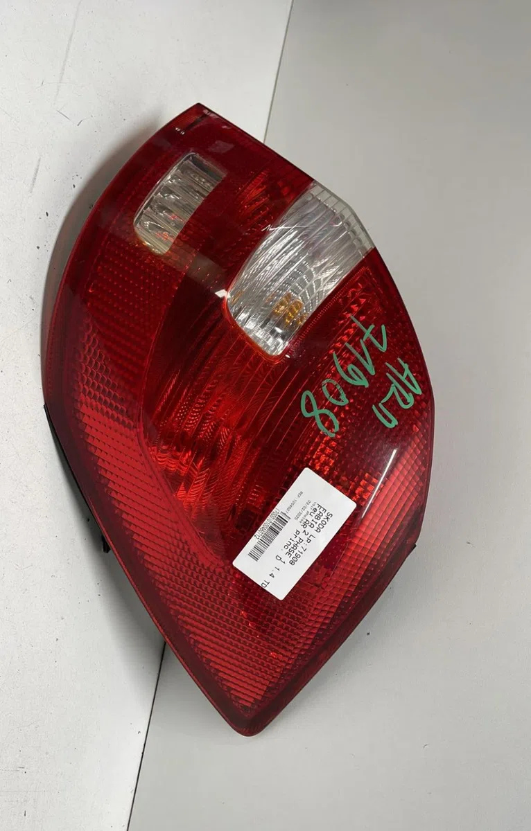 Feu arrière droit Skoda FABIA II (542) 1.4 tdi (2007-2010) occasion