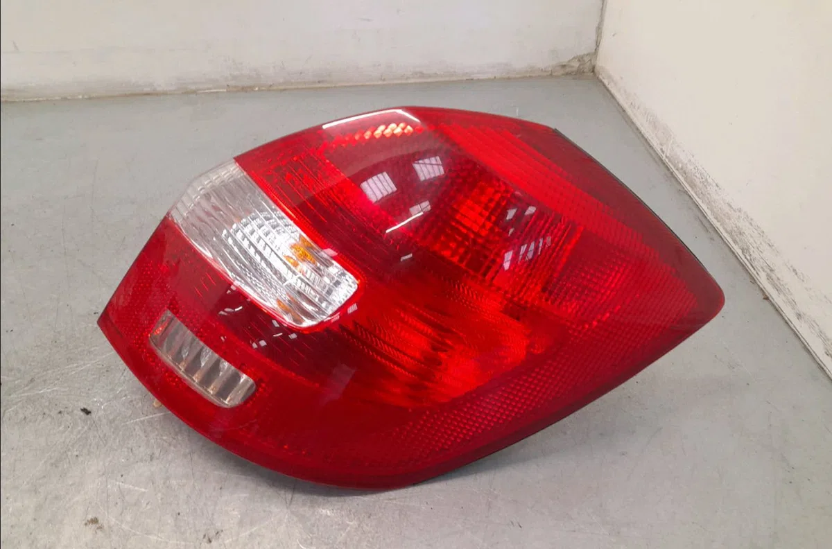 Feu arrière droit Skoda FABIA II Combi (545) 1.6 tdi (2010-2014) occasion