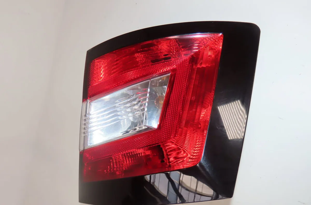 Feu arrière droit Skoda FABIA III (NJ3) 1.0 (2014-2021) occasion