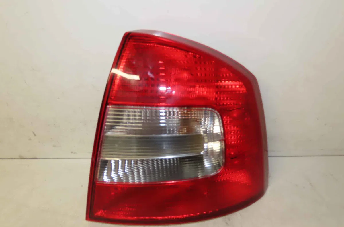 Feu arrière droit SKODA OCTAVIA II occasion