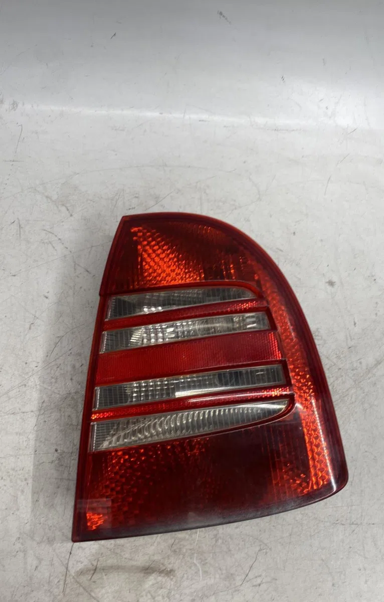 Feu arrière droit Skoda SUPERB I (3U4) 2.5 tdi (2001-2003) occasion