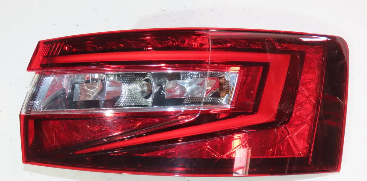Feu arrière droit Skoda SUPERB III (3V3) 1.6 tdi (2015) occasion