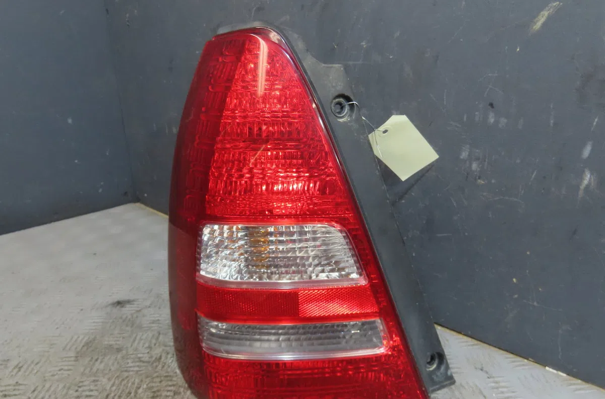 Feu arrière droit Subaru FORESTER (SG_) 2.0 awd (sg5) (2002-2005) occasion