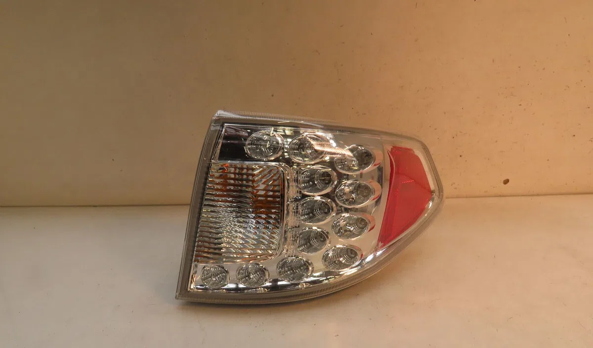 Feu arrière droit Subaru IMPREZA 3-5 portes (GR, GH, G3) 1.5 awd (gh3) (2008-2012) occasion