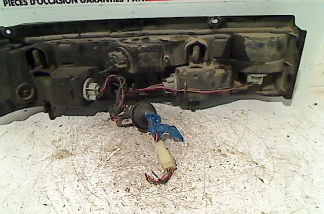Feu arrière droit Suzuki SWIFT II 3-5 portes (EA, MA) 1.0 i (sf310, aa44) (1995-2005) occasion