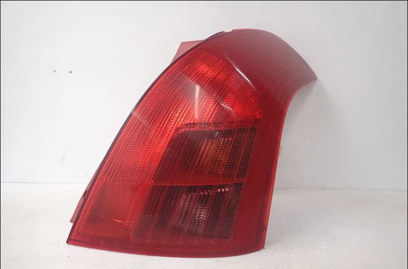 Feu arrière droit SUZUKI SWIFT III  1.3 DDIS 70ch occasion