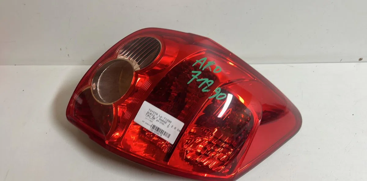 Feu arrière droit Toyota AURIS (_E15_) 2.0 d-4d (ade150_) (2006-2012) occasion