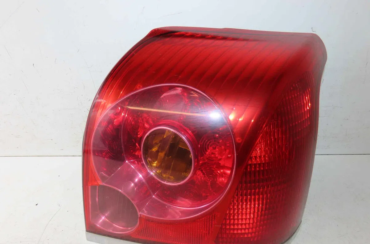 Feu arrière droit TOYOTA AVENSIS II occasion