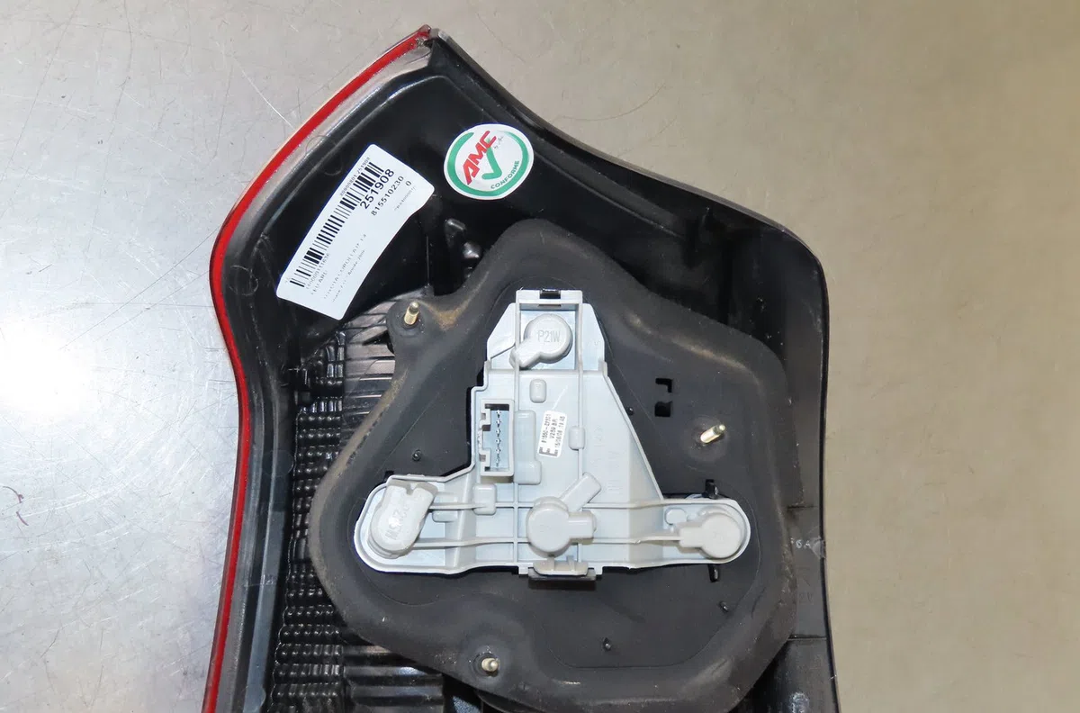 Feu arrière droit Toyota COROLLA (_E12_) 1.4 vvt-i (zze120_) (2001-2007) occasion